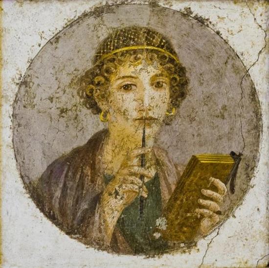 出土于庞贝古城的古希腊女诗人萨福肖像，她手持一本四页蜡板和一支铁笔